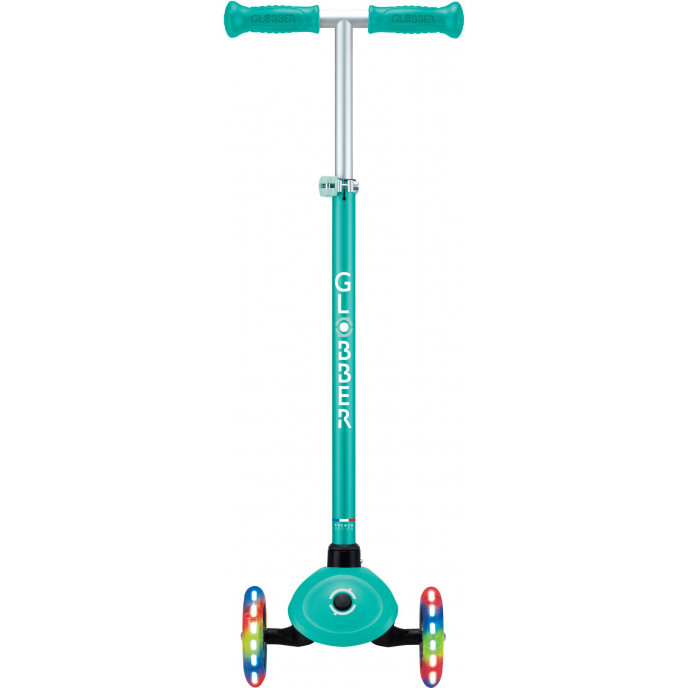 Globber Scooter Primo Plus Lights Emeral Green (442-607-4)Αναδιπλούμενο σκούτερ 3 τροχών με το πατενταρισμένο σύστημα αναδίπλωσης της Globber με ασφαλές κουμπί που διπλώνει το σκούτερ σε λειτουργία τρόλεϊ.