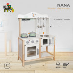 Η φωτογραφία δείχνει Η ξύλινη παιδική κουζίνα Nana της Moni Toys είναι η ιδανική επιλογή για μικρούς σεφ που λατρεύουν τα παιχνίδια ρόλων και τις γαστρονομικές περιπέτειες! Συνδυάζοντας κομψό σχεδιασμό, ρεαλιστικές λεπτομέρειες και ποιοτική κατασκευή, προσφέρει ώρες δημιουργικής και ευφάνταστης διασ