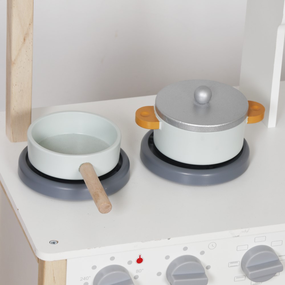 Η φωτογραφία δείχνει Η ξύλινη παιδική κουζίνα Nana της Moni Toys είναι η ιδανική επιλογή για μικρούς σεφ που λατρεύουν τα παιχνίδια ρόλων και τις γαστρονομικές περιπέτειες! Συνδυάζοντας κομψό σχεδιασμό, ρεαλιστικές λεπτομέρειες και ποιοτική κατασκευή, προσφέρει ώρες δημιουργικής και ευφάνταστης διασ