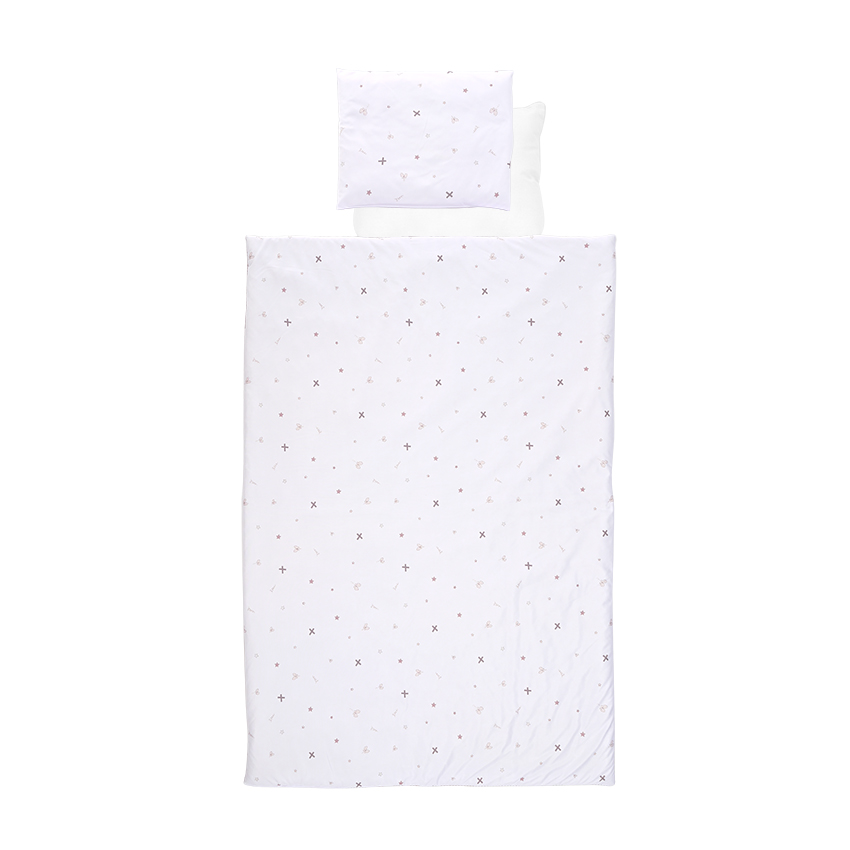 Η φωτογραφία δείχνει Βρεφικό σετ 4 τεμαχιών της εταιρείας Lorelli κατασκευασμένο από 100% υποαλλεργικά και βαμβακερά υφάσματαΠεριλαμβάνει:Πάπλωμα: 97x140cm (Εξωτερικά: 100% βαμβάκι γέμιση: Polyester)Μαξιλάρι: 32x40cm Μαξιλαροθήκη: 35x43cm (100% Βαμβάκι)Σεντόνι: 100x150cm (100% Βαμβάκι)