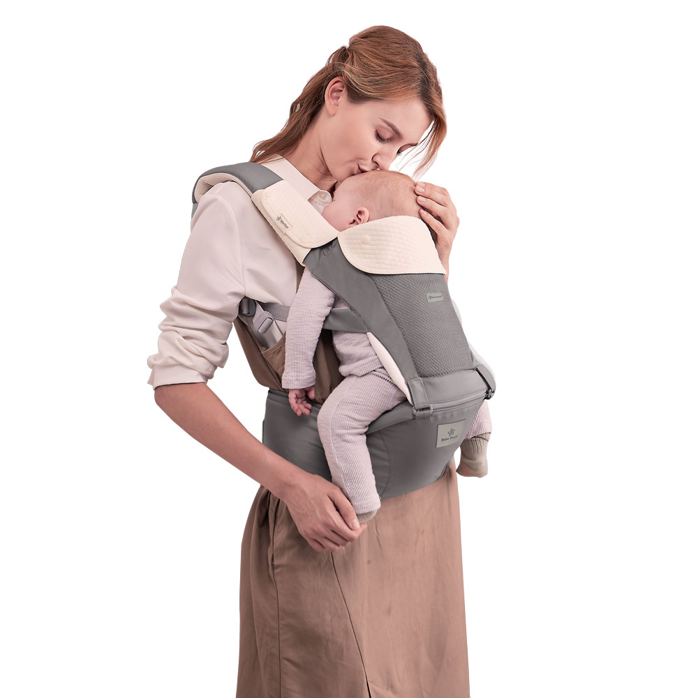 Ο νέος εργονομικός μάρσιπος Hug Me της Bebe Stars σχεδιάστηκε με γνώμονα την άνεση του γονέα και του παιδιού καθώς προσφέρει τέσσερις διαφορετικούς τρόπους χρήσης, επιτρέποντάς σας να βρείτε την τέλεια θέση τόσο για εσάς όσο και για το μωρό σας.