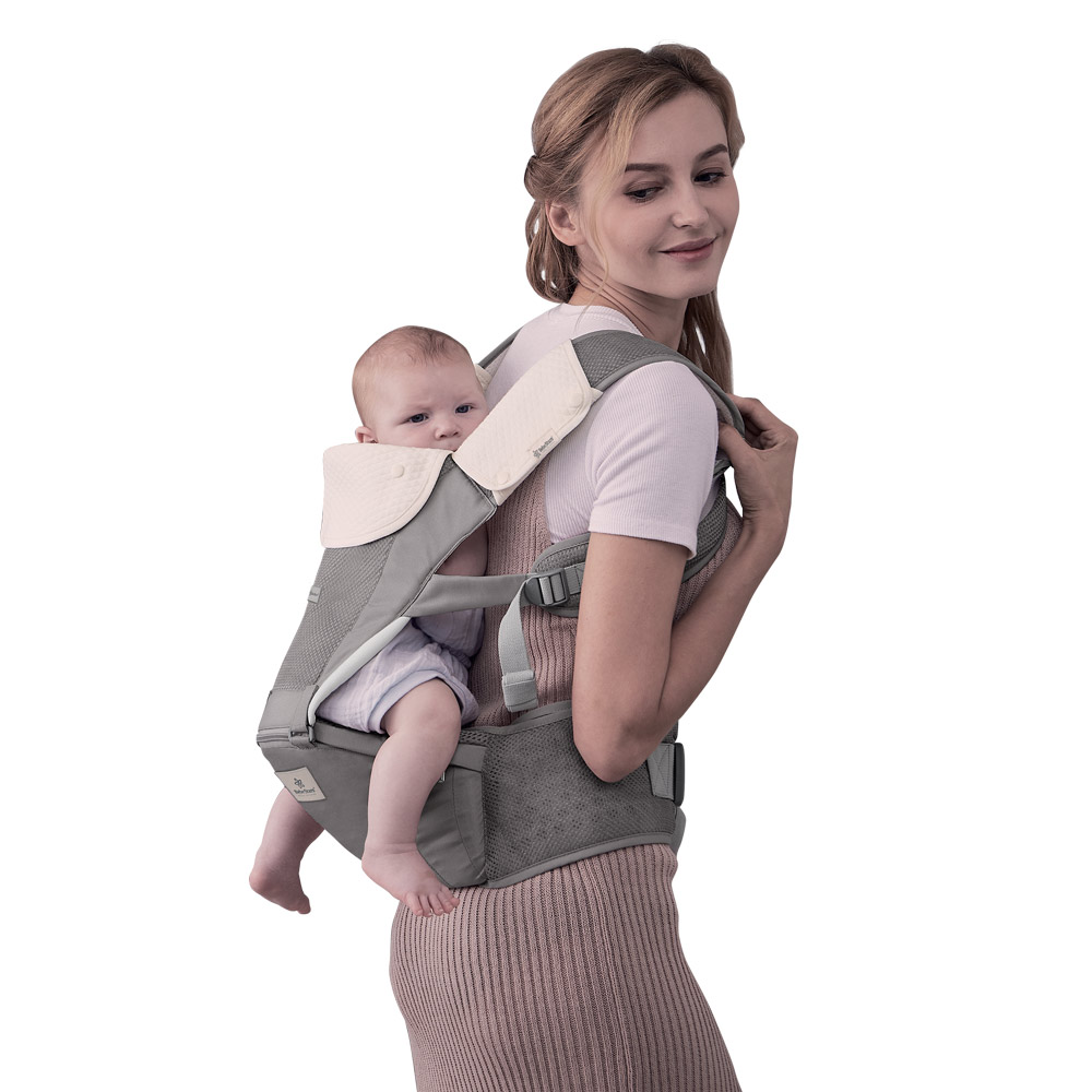 Ο νέος εργονομικός μάρσιπος Hug Me της Bebe Stars σχεδιάστηκε με γνώμονα την άνεση του γονέα και του παιδιού καθώς προσφέρει τέσσερις διαφορετικούς τρόπους χρήσης, επιτρέποντάς σας να βρείτε την τέλεια θέση τόσο για εσάς όσο και για το μωρό σας.