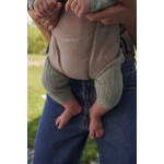 Η φωτογραφία δείχνει Για περιπάτους πρόσωπο με πρόσωποΟ βρεφικός μάρσιπος Front για να κινείστε άνετα με πλήρη ελευθερία παραμένοντας πάντα σε επαφή με το μωρό.