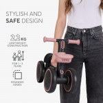 Η φωτογραφία δείχνει Το BLINKY Ride-On είναι σχεδιασμένο για μικρούς εξερευνητές ηλικίας 1 έως 3 ετών, μετατρέποντας κάθε βόλτα σε μια διασκεδαστική εμπειρία που συμβάλλει στην ανάπτυξη της αυτοπεποίθησης, της ισορροπίας και του συντονισμού.