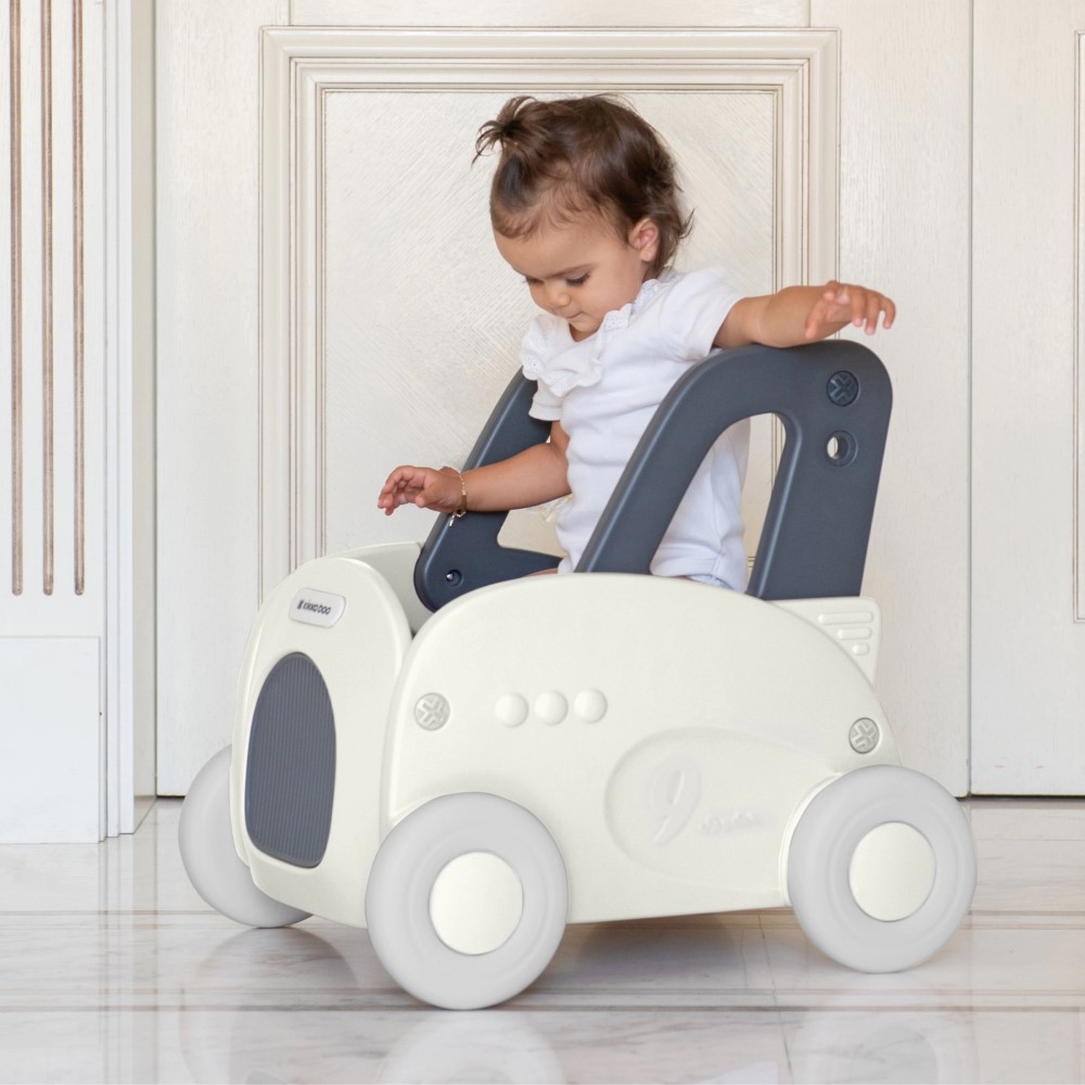 Το TROLIE 4in1 είναι ένας καινοτόμος περιπατητής ώθησης ιδανικός για νήπια ηλικίας 1 έως 3 ετών που προσφέρει μια ποικιλία τρόπων παιχνιδιού που διεγείρουν τη δημιουργικότητα και υποστηρίζουν την ανάπτυξη των κινητικών δεξιοτήτων του παιδιού σας.