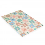 Η φωτογραφία δείχνει Προσφέρετε στο παιδί σας έναν άνετο και ασφαλή χώρο παιχνιδιού με το πτυσσόμενο χαλάκι παιχνιδιού XPE Holiday της Moni Toys, κατασκευασμένο από αφρό XPE υψηλής ποιότητας.