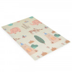 Η φωτογραφία δείχνει Προσφέρετε στο παιδί σας έναν άνετο και ασφαλή χώρο παιχνιδιού με το πτυσσόμενο χαλάκι παιχνιδιού XPE Holiday της Moni Toys, κατασκευασμένο από αφρό XPE υψηλής ποιότητας.