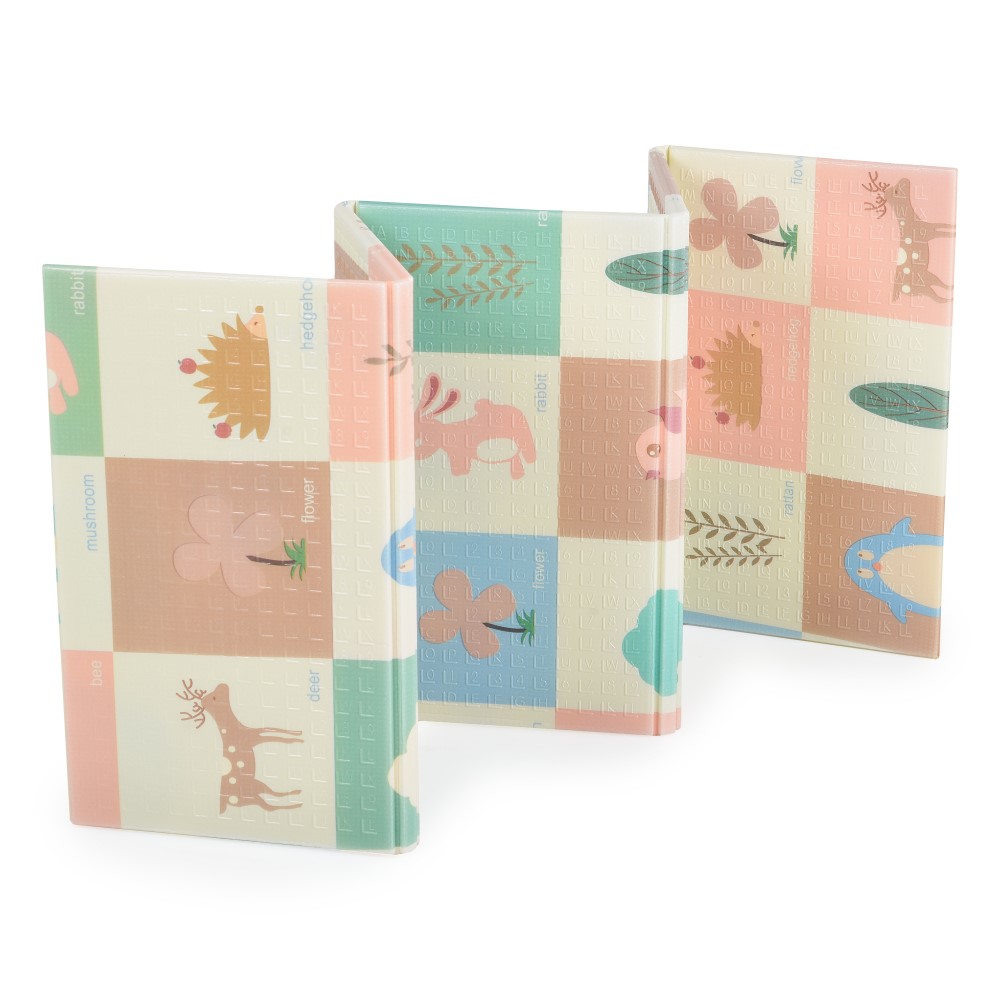 Η φωτογραφία δείχνει Προσφέρετε στο παιδί σας έναν άνετο και ασφαλή χώρο παιχνιδιού με το πτυσσόμενο χαλάκι παιχνιδιού XPE Holiday της Moni Toys, κατασκευασμένο από αφρό XPE υψηλής ποιότητας.