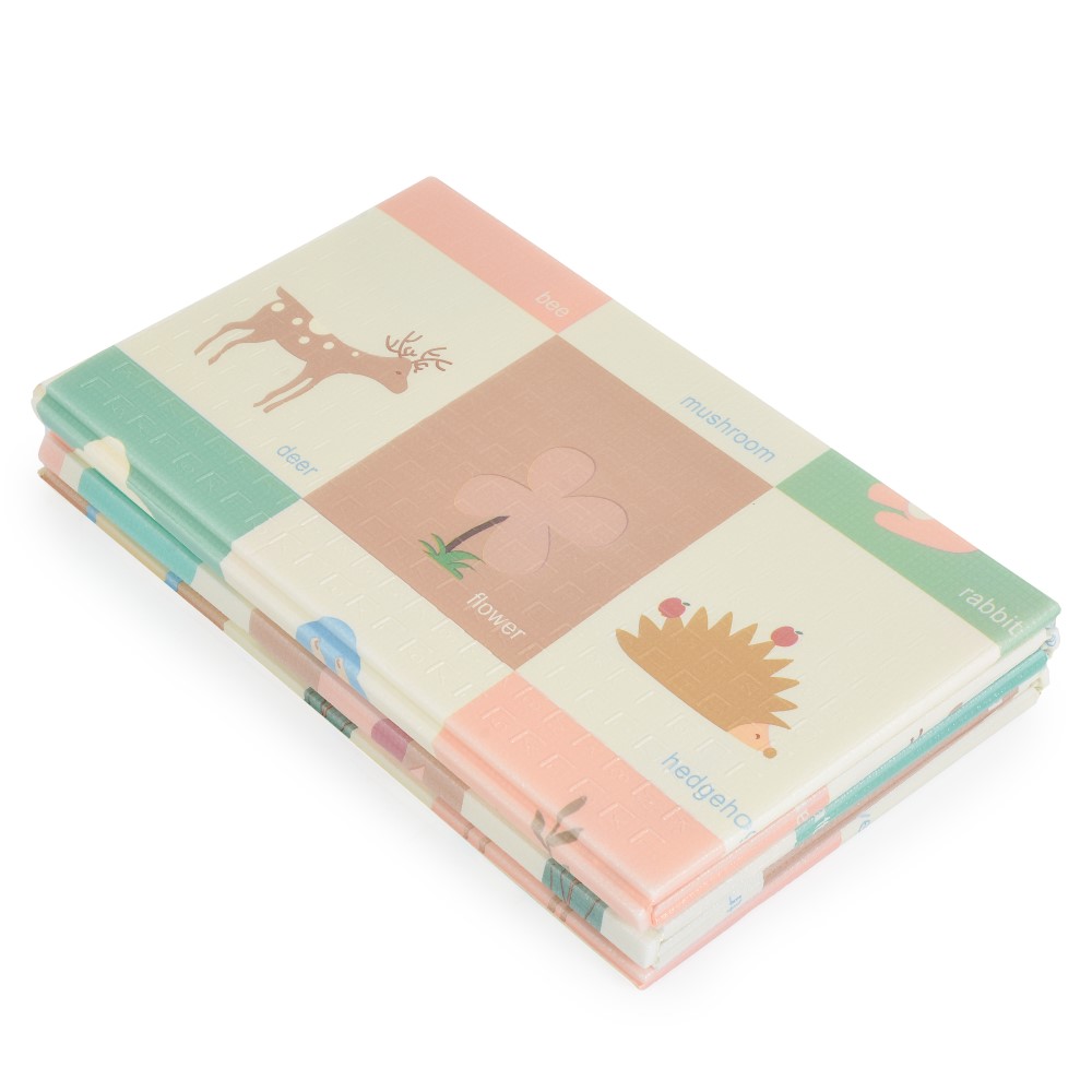 Η φωτογραφία δείχνει Προσφέρετε στο παιδί σας έναν άνετο και ασφαλή χώρο παιχνιδιού με το πτυσσόμενο χαλάκι παιχνιδιού XPE Holiday της Moni Toys, κατασκευασμένο από αφρό XPE υψηλής ποιότητας.