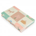 Η φωτογραφία δείχνει Προσφέρετε στο παιδί σας έναν άνετο και ασφαλή χώρο παιχνιδιού με το πτυσσόμενο χαλάκι παιχνιδιού XPE Holiday της Moni Toys, κατασκευασμένο από αφρό XPE υψηλής ποιότητας.