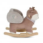 Το λούτρινο παιχνίδι κουνιστό Daphne της Moni Toys είναι η τέλεια προσθήκη σε κάθε παιδικό δωμάτιο – απαλό, άνετο και σχεδιασμένο για να φέρνει ατελείωτα χαμόγελα.