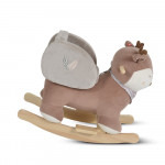 Το λούτρινο παιχνίδι κουνιστό Daphne της Moni Toys είναι η τέλεια προσθήκη σε κάθε παιδικό δωμάτιο – απαλό, άνετο και σχεδιασμένο για να φέρνει ατελείωτα χαμόγελα.