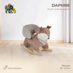 Το λούτρινο παιχνίδι κουνιστό Daphne της Moni Toys είναι η τέλεια προσθήκη σε κάθε παιδικό δωμάτιο – απαλό, άνετο και σχεδιασμένο για να φέρνει ατελείωτα χαμόγελα.