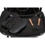 Η φωτογραφία δείχνει Καρεκλάκι Φαγητού Moni LindoΣετ παιδικό καρεκλάκι,σαλιάρα σιλικόνης,κουτάλι και πιρούνι,μαξιλάρι PU,4 ρόδες με πώματα,δίσκος τροφοδοσίας 2 στρώσεων,4 θέσεις του δίσκου τροφοδοσίας,3 θέσεις πλάτης, 5 θέσεις ύψους,3 θέσεις γωνίας στήριγμα ποδιών,μαξιλαράκια ώμων,σύστημα συγκράτηση