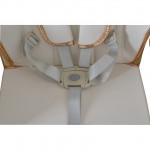 Η φωτογραφία δείχνει Καρεκλάκι Φαγητού Moni LindoΣετ παιδικό καρεκλάκι,σαλιάρα σιλικόνης,κουτάλι και πιρούνι,μαξιλάρι PU,4 ρόδες με πώματα,δίσκος τροφοδοσίας 2 στρώσεων,4 θέσεις του δίσκου τροφοδοσίας,3 θέσεις πλάτης, 5 θέσεις ύψους,3 θέσεις γωνίας στήριγμα ποδιών,μαξιλαράκια ώμων,σύστημα συγκράτηση