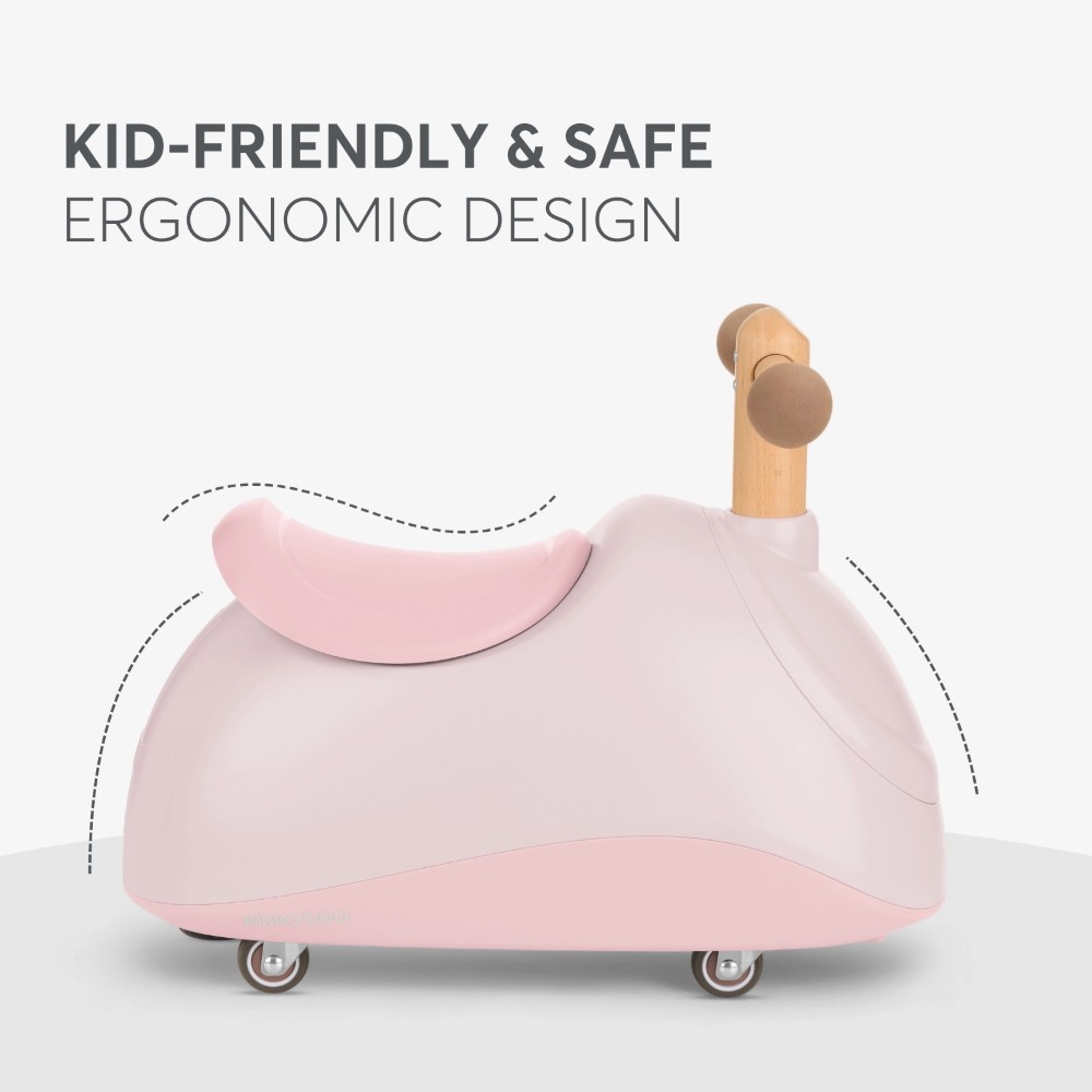 Η φωτογραφία δείχνει Το Sizzy είναι ένα παιχνίδι ridе-on πολλαπλών κατευθύνσεων που προσφέρει στα παιδιά περισσότερη διασκέδαση.