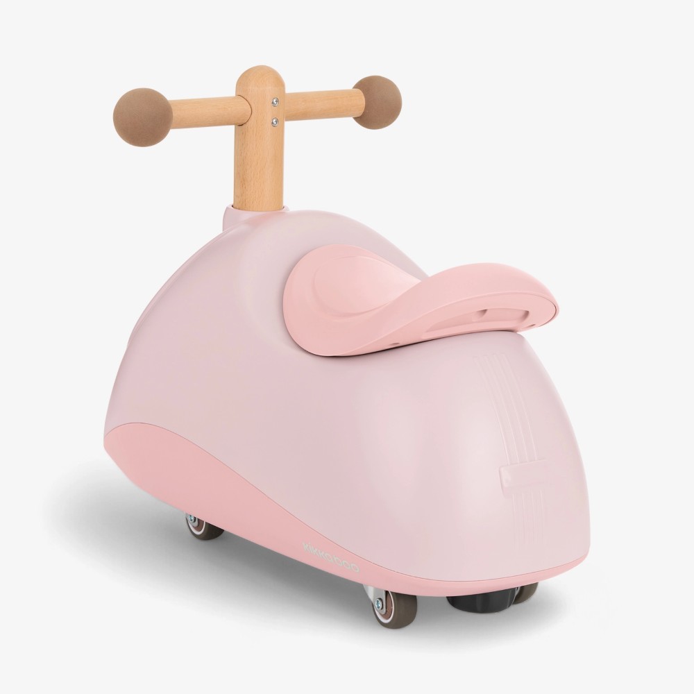 Η φωτογραφία δείχνει Το Sizzy είναι ένα παιχνίδι ridе-on πολλαπλών κατευθύνσεων που προσφέρει στα παιδιά περισσότερη διασκέδαση.