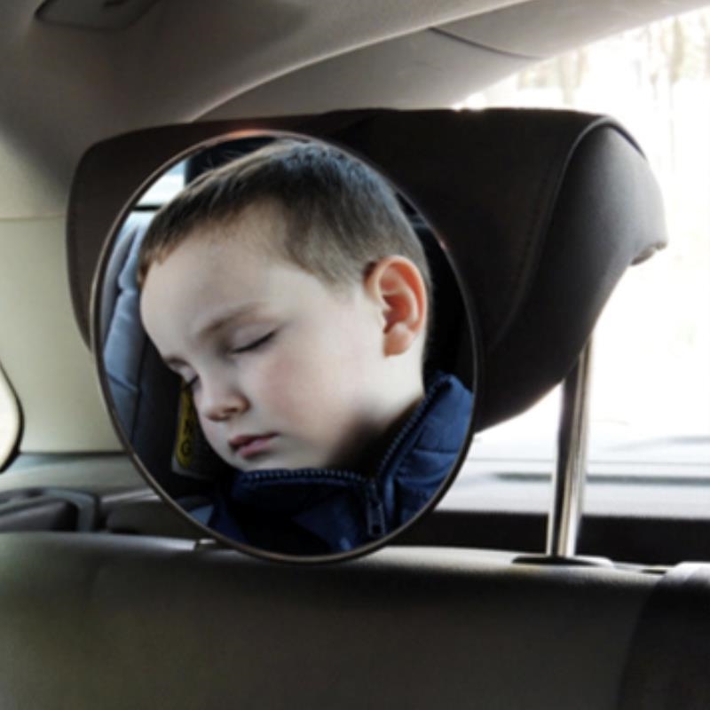 Με τη βοήθεια αυτού του καθρέφτη, ο γονέας μπορεί εύκολα να παρακολουθήσει το μωρό που κάθεται στο κάθισμα αυτοκινήτου που έχει τοποθετηθεί με την πλάτη του προς την κατεύθυνση του ταξιδιού.
