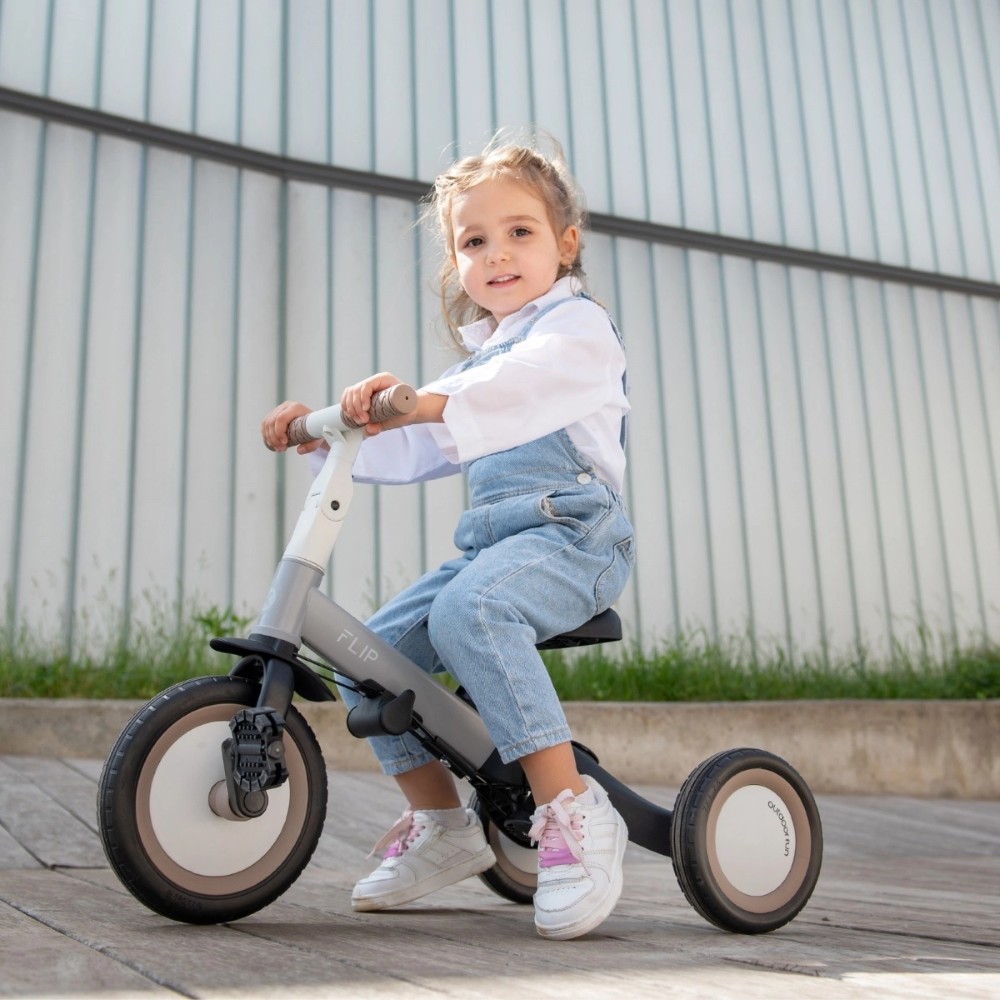 Η φωτογραφία δείχνει Το Flip είναι ένα πολυλειτουργικό τρίκυκλο που μπορεί να χρησιμοποιηθεί με 5 διαφορετικούς τρόπους - Push Mode, Tricycle, Balance Bike και Bike, προσφέροντας στα παιδιά περισσότερη διασκέδαση και άνεση εν κινήσει.