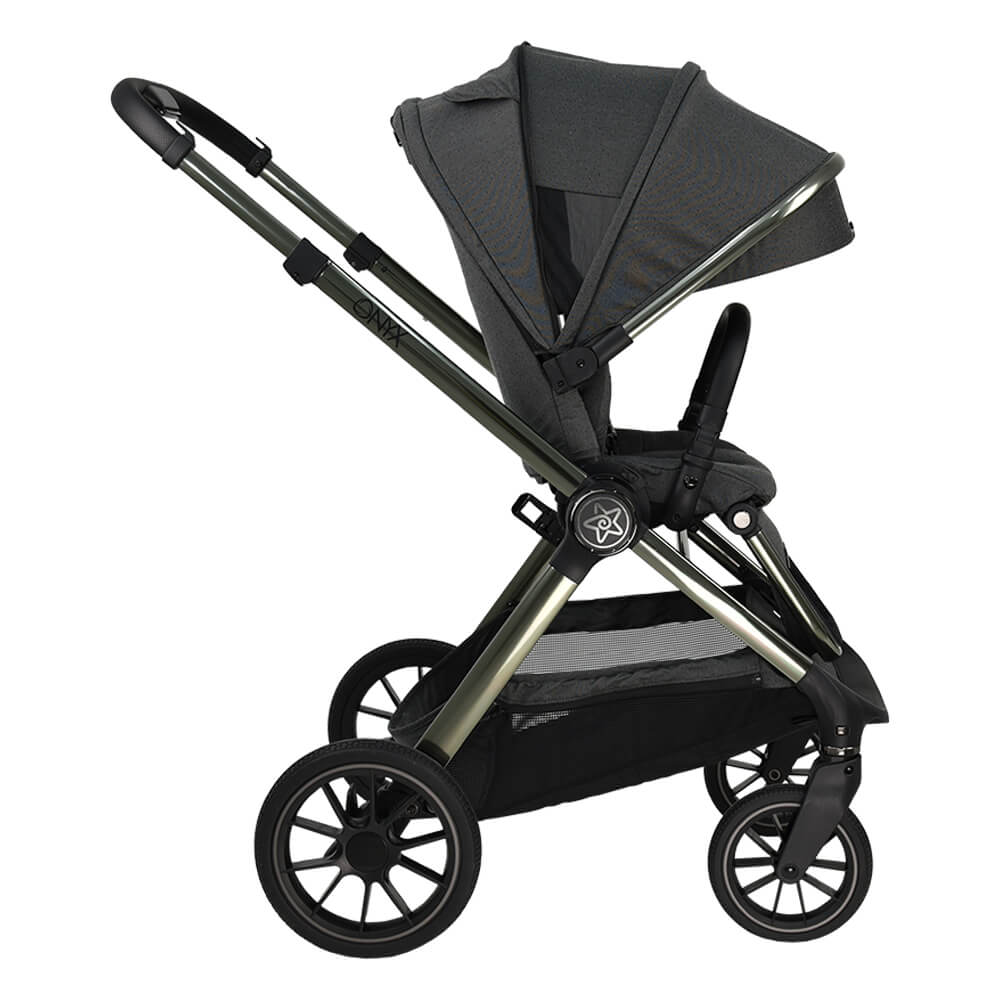 Η φωτογραφία δείχνει Ένα καινούργιο πολυκαρότσι που ήρθε για να σας συνεπάρει τόσο με τον κομψό σχεδιασμό του όσο και την πολυλειτουργικότητά του.