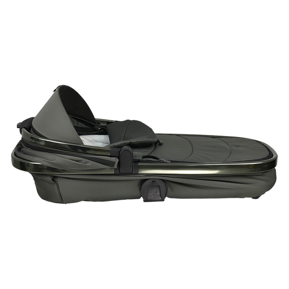 Η φωτογραφία δείχνει Ένα καινούργιο πολυκαρότσι που ήρθε για να σας συνεπάρει τόσο με τον κομψό σχεδιασμό του όσο και την πολυλειτουργικότητά του.