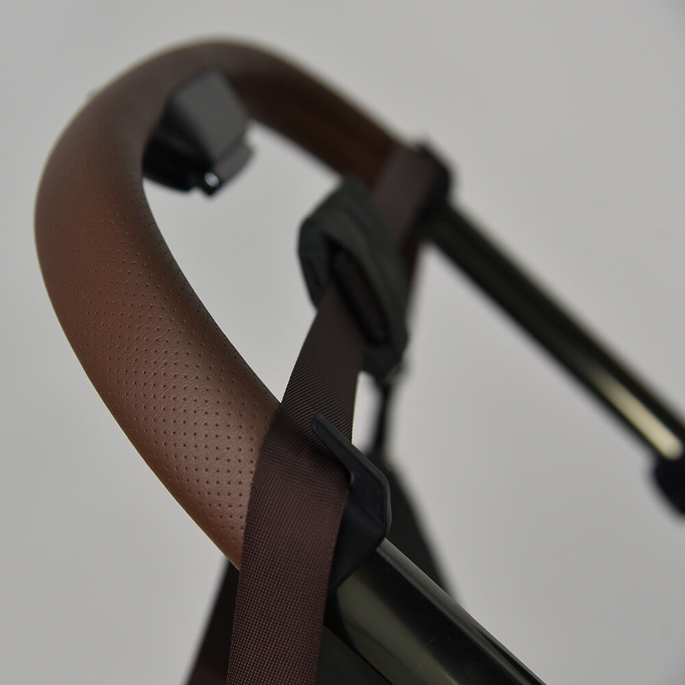 Η φωτογραφία δείχνει Ένα καινούργιο πολυκαρότσι που ήρθε για να σας συνεπάρει τόσο με τον κομψό σχεδιασμό του όσο και την πολυλειτουργικότητά του.