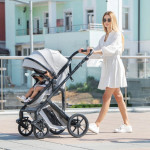 Καρότσι 3 σε 1 της εταιρείας Kikka Boo με ελαφρύ ατσάλινο σκελετό και εύκολο μετρατρέψιμο κάθισμα σε καλαθούνα.