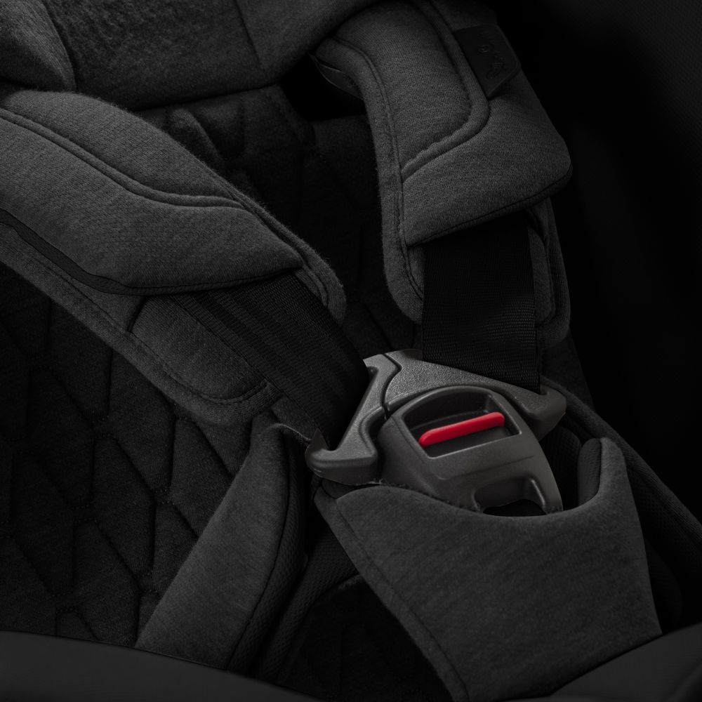 Η φωτογραφία δείχνει Γνωρίστε το Motion 2 – τη δεύτερη γενιά του Motion All Size 360, που πέτυχε την υψηλότερη βαθμολογία σε όλες τις κατηγορίες παιδικών καθισμάτων από τον ανεξάρτητο οργανισμό δοκιμών ADAC.