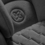 Η φωτογραφία δείχνει Γνωρίστε το Motion 2 – τη δεύτερη γενιά του Motion All Size 360, που πέτυχε την υψηλότερη βαθμολογία σε όλες τις κατηγορίες παιδικών καθισμάτων από τον ανεξάρτητο οργανισμό δοκιμών ADAC.