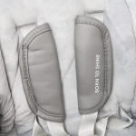 Η φωτογραφία δείχνει Το Nuovo 2 σε 1 της Bebe Stars&nbsp; είναι η ιδανική επιλογή για γονείς που αναζητούν ένα πολυλειτουργικό και ασφαλές προϊόν για τα μικρά τους, αποκτήστε το σήμερα και δώστε στο παιδί σας την άνεση που του αξίζει!Σχεδιασμένο για παιδιά ηλικίας από 6+ μηνών έως 15 κιλά για καρεκλ