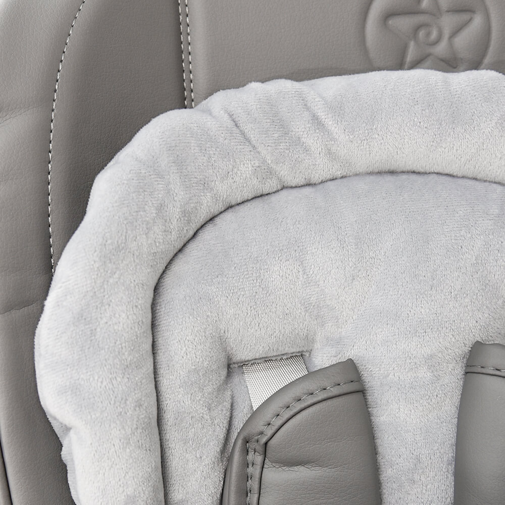 Η φωτογραφία δείχνει Το Nuovo 2 σε 1 της Bebe Stars&nbsp; είναι η ιδανική επιλογή για γονείς που αναζητούν ένα πολυλειτουργικό και ασφαλές προϊόν για τα μικρά τους, αποκτήστε το σήμερα και δώστε στο παιδί σας την άνεση που του αξίζει!Σχεδιασμένο για παιδιά ηλικίας από 6+ μηνών έως 15 κιλά για καρεκλ