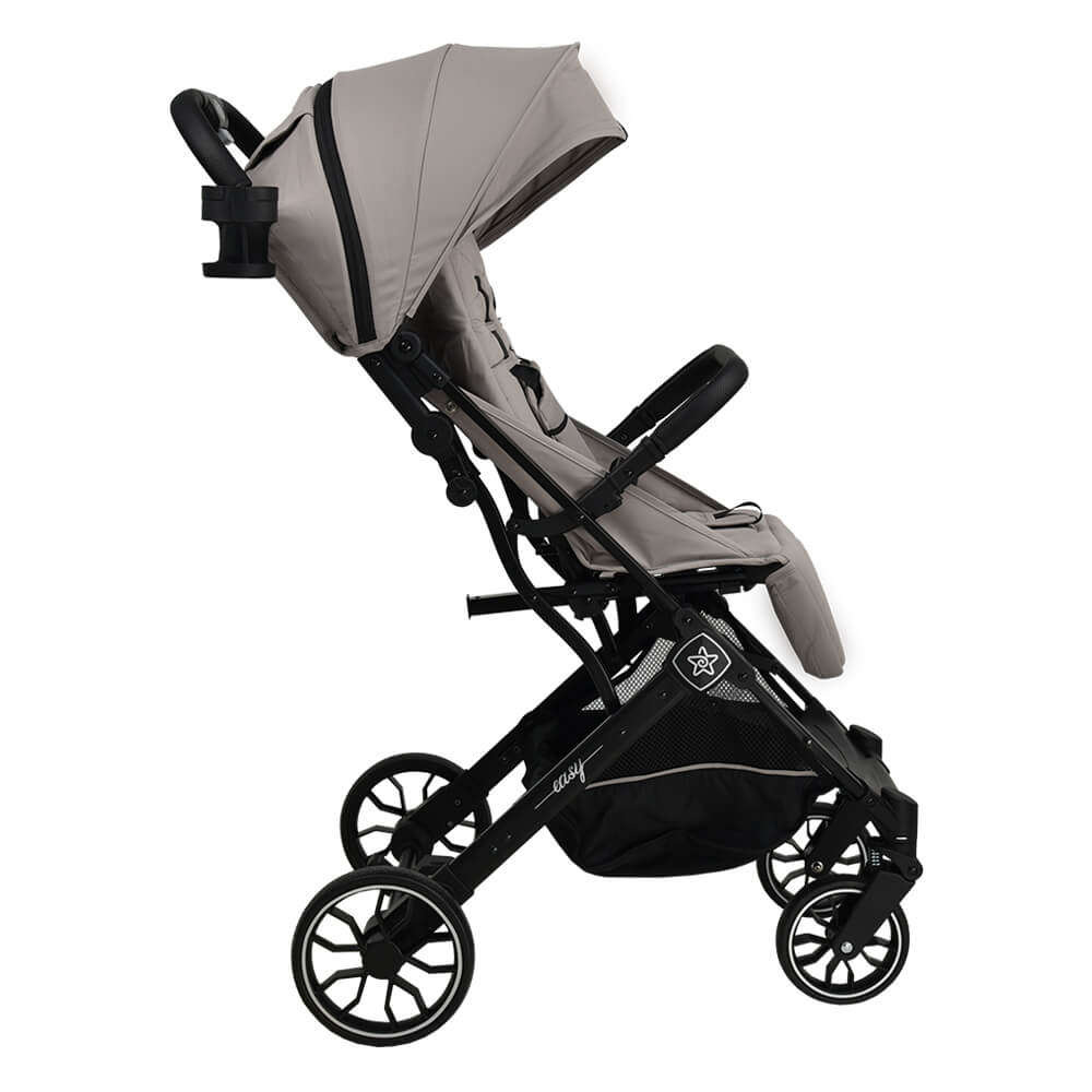 Η φωτογραφία δείχνει Το νέο καρότσι περιπάτου Easy της Bebe Stars, ήρθε για να κάνει την καθημερινότητα σας πιο εύκολη, αλλά πάντοτε με στυλ!Αφορά παιδάκια 0-48 μηνών ή μέχρι 22 κιλά.