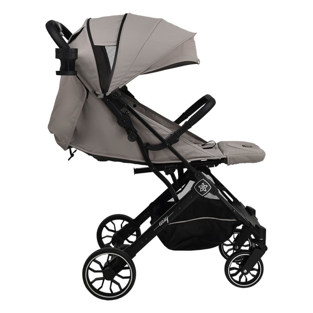 Η φωτογραφία δείχνει Το νέο καρότσι περιπάτου Easy της Bebe Stars, ήρθε για να κάνει την καθημερινότητα σας πιο εύκολη, αλλά πάντοτε με στυλ!Αφορά παιδάκια 0-48 μηνών ή μέχρι 22 κιλά.