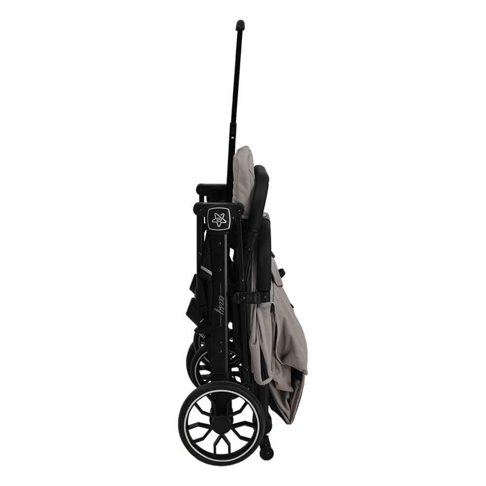 Η φωτογραφία δείχνει Το νέο καρότσι περιπάτου Easy της Bebe Stars, ήρθε για να κάνει την καθημερινότητα σας πιο εύκολη, αλλά πάντοτε με στυλ!Αφορά παιδάκια 0-48 μηνών ή μέχρι 22 κιλά.