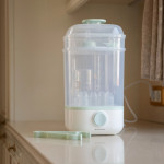 Το Clyde είναι ένας συμπαγής και λειτουργικός αποστειρωτής σχεδιασμένος για τις ανάγκες της μητέρας και του μωρού.