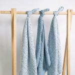 Το μικρό σας τελείωσε με το μπάνιο;Ξεκινήστε να σκουπίζετε έτσι ώστε το μικρό σας να μην κρυώνει πολύ.