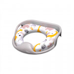 Η φωτογραφία δείχνει Μαλακό εκπαιδευτικό κάθισμα τουαλέτας με χειρολαβεςΤο μαξιλαράκι είναι αποσπώμενο για εύκολο καθάρισμαΔιαθέτει προστατευτικό πλαστικό για την πρόληψη της διαβροχήςΠρακτικές πλευρικές χειρολαβές