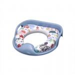 Η φωτογραφία δείχνει Μαλακό εκπαιδευτικό κάθισμα τουαλέτας με χειρολαβεςΤο μαξιλαράκι είναι αποσπώμενο για εύκολο καθάρισμαΔιαθέτει προστατευτικό πλαστικό για την πρόληψη της διαβροχήςΠρακτικές πλευρικές χειρολαβές