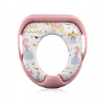 Η φωτογραφία δείχνει Μαλακό εκπαιδευτικό κάθισμα τουαλέτας με χειρολαβεςΤο μαξιλαράκι είναι αποσπώμενο για εύκολο καθάρισμαΔιαθέτει προστατευτικό πλαστικό για την πρόληψη της διαβροχήςΠρακτικές πλευρικές χειρολαβές