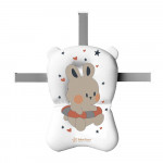 Η φωτογραφία δείχνει Το νέο αντιολισθητικό στρωματάκι μπανιέρας της Bebe Stars ήρθε για να κάνει το μπανάκι του μωρού σας πιο άνετο και αναπαυτικό.