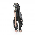 Η φωτογραφία δείχνει Το παιδικό καρεκλάκι Prime είναι μοναδικό με τη σταθερότητα, την ποιότητα και την άνεσή του.