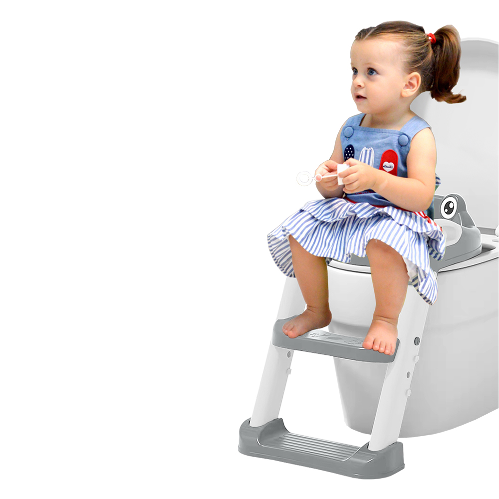 Η φωτογραφία δείχνει Εκπαιδευτικό κάθισμα τουαλέτας Frog με σκαλοπάτια και χερούλια με σκοπό το παιδί σας να έχει πρόσβαση στην τουαλέτα ενηλίκων.