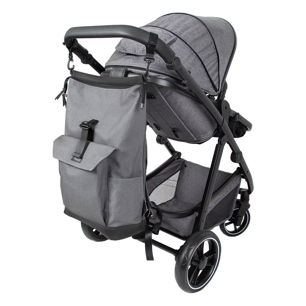 Η φωτογραφία δείχνει Ένα κομψό και άνετο unisex backpack φτιαγμένο από αδιάβροχο υλικό με λεπτομέρειες από οικολογικό δερματίνι κατέφθασε στην Bebe Stars για να συναρπάσει κάθε γονιό, καθώς θα μπορούν να το χρησιμοποιούν και οι δύο.