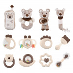 Η φωτογραφία δείχνει Το σετ περιλαμβάνει διάφορες κουδουνίστρες (μαλακές και μη) και μασητικά σε πολλά σχήματα και σχέδια από ζωάκια, ώστε να είναι δελεαστικά στα παιδιά και να απασχολούνται συνέχεια όσο ανακουφίζονται από οδοντικούς πόνους, καθώς και μια κουδουνίστρα με δυνατότητα να κρεμάσετε τη π