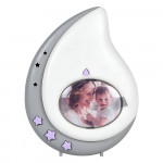 Η φωτογραφία δείχνει Η λάμπα νυκτός Dream Μelody με μουσική συμβάλει στη χαλάρωση του μωρού σας, ώστε να κοιμηθεί πιο εύκολα και γρήγορα.