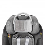 Η φωτογραφία δείχνει Στήριγμα κεφαλής παιδικού καθίσματος αυτοκινήτου, σχεδιασμένο για να κρατά το κεφάλι ενός παιδιού σε άνετη και ασφαλή θέση ενώ κάθεται, εμποδίζοντας το κεφάλι του να πέσει προς τα εμπρός κατά τη διάρκεια του ύπνου και εξασφαλίζοντας μια ασφαλέστερη και πιο άνετη διαδρομή.