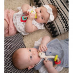 Κουδουνίστρα και μασητικό ταυτόχρονα!Είναι από την νέα σειρά της Σόφις της καμηλοπάρδαλης που είναι φιλικά για το περιβάλλον κατασκευασμένο από 100% φυσικές ανανεώσιμες πρώτες ύλες, τις βιοπλαστικές.