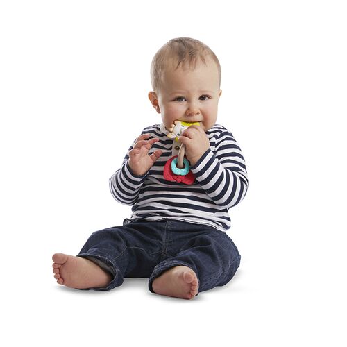 Κουδουνίστρα και μασητικό ταυτόχρονα!Είναι από την νέα σειρά της Σόφις της καμηλοπάρδαλης που είναι φιλικά για το περιβάλλον κατασκευασμένο από 100% φυσικές ανανεώσιμες πρώτες ύλες, τις βιοπλαστικές.