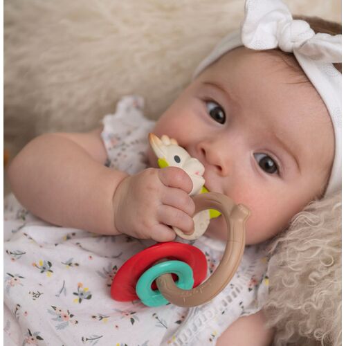 Κουδουνίστρα και μασητικό ταυτόχρονα!Είναι από την νέα σειρά της Σόφις της καμηλοπάρδαλης που είναι φιλικά για το περιβάλλον κατασκευασμένο από 100% φυσικές ανανεώσιμες πρώτες ύλες, τις βιοπλαστικές.