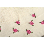 Η φωτογραφία δείχνει DIMCOL ΠΕΤΣΕΤΑ ΠΡΟΣΩΠΟΥ ΜΕ ΚΕΝΤΗΜΑ ΑΝΘΑΚΙ 450 GSM 50x90CM 100% COTTON ΕΚΡΟΥ.